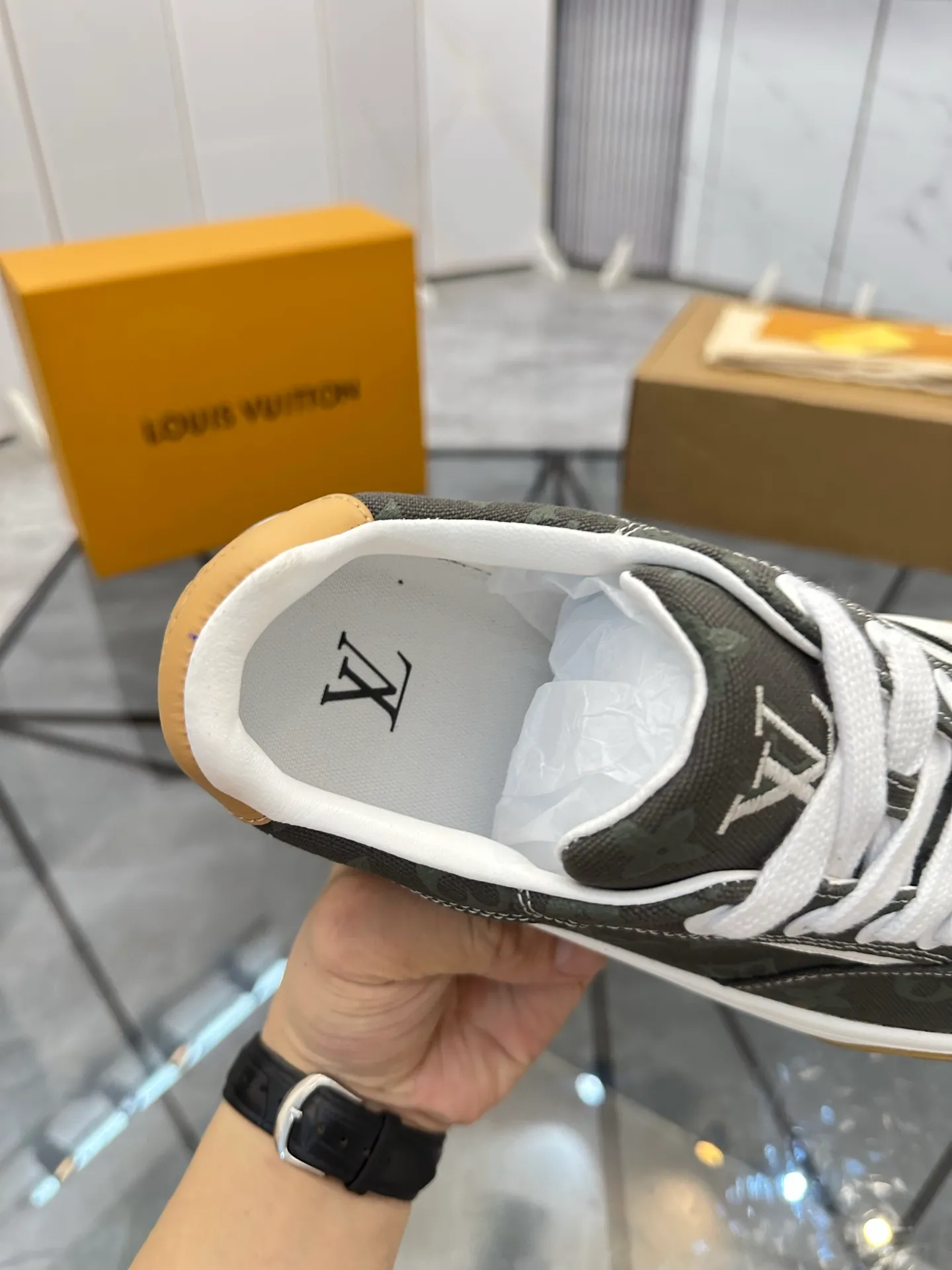 Men's shoes for sale 💰: 💰P660¥ Top quality Comes with airplane case Product trademark: LV* "Louis Vuitton*" low-top casual shoes Regular size: 35-44 (can be customized to 45) Couple style Product materials: imported nubuck leather upper, sheepskin lining, original outsole. Number: 819